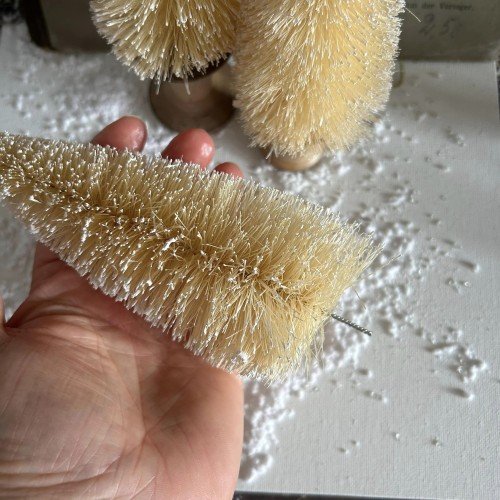 choinka ecru - oprószona śniegiem 13 cm