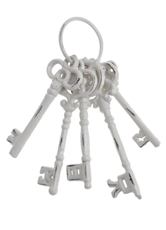 Dekoracyjne żeliwne klucze białe przecierane
